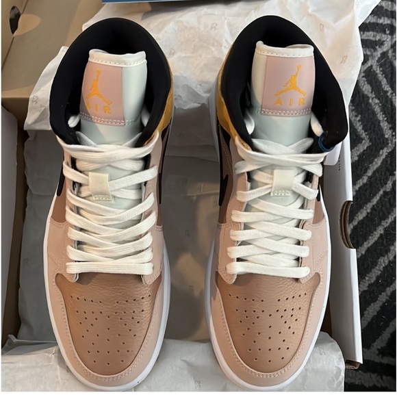 Women’s Air Jordan 1 Mid SE “Particle Beige” Size 8.5 - Picture 9 of 10